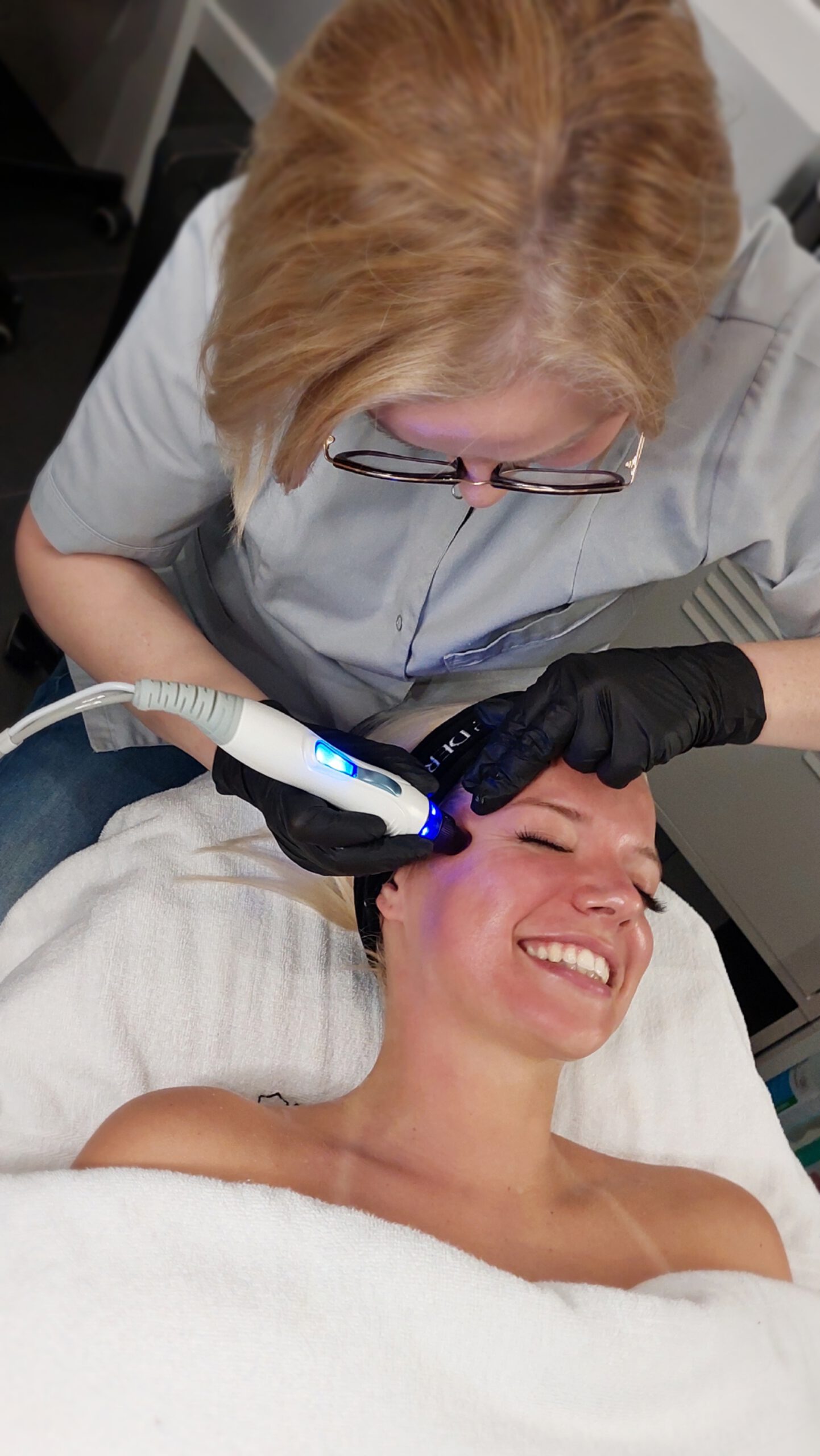 Entspannende Gesichtsbehandlung im Studio