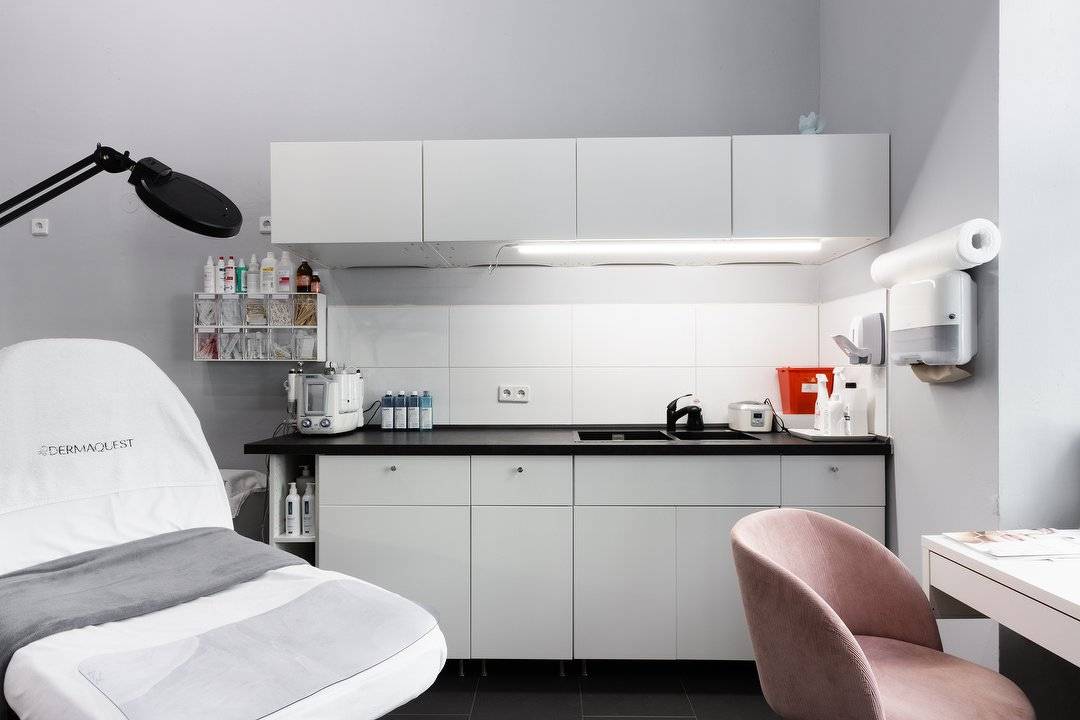 Einladender Behandlungsraum im Kosmetikstudio